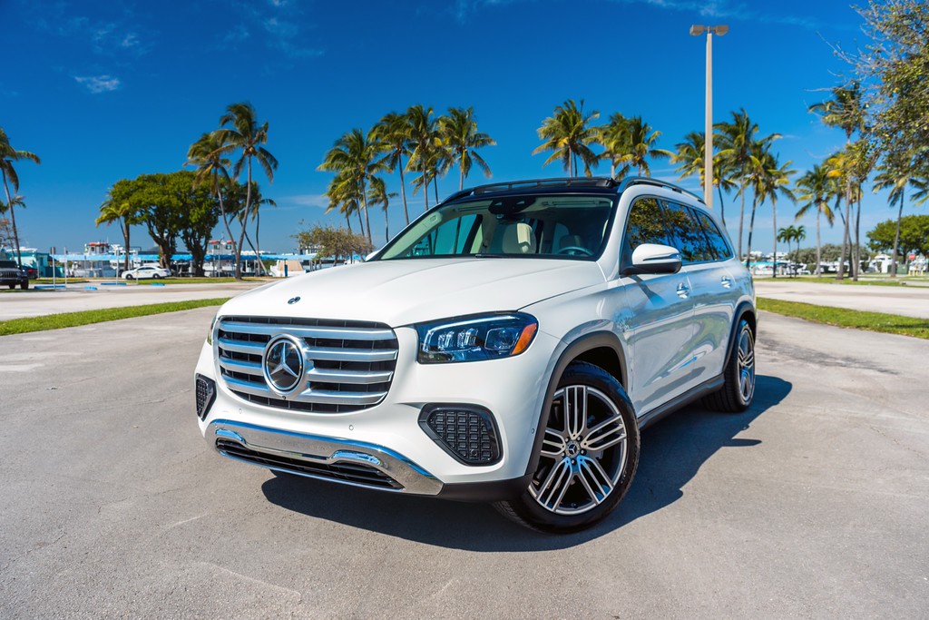 Аренда Mercedes GLS450 белого цвета / салон шелк в Майами