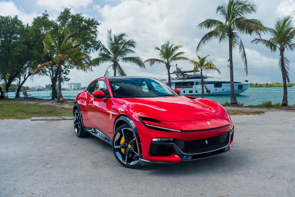 Аренда Ferrari Purosangue в Майами